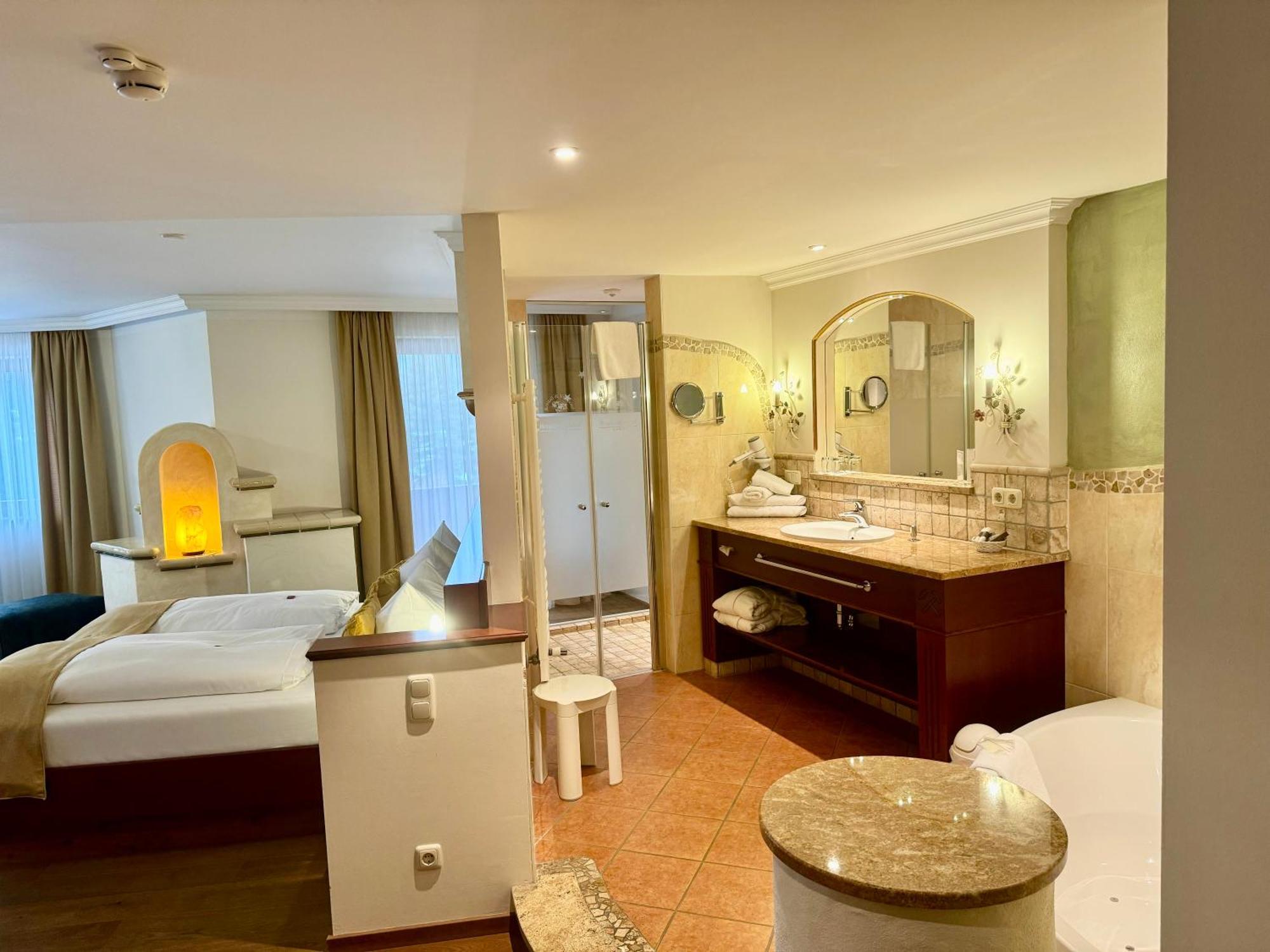 Kristall- & Vitalhotel Bergknappenhof โบเดนไมส์ ภายนอก รูปภาพ